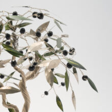 Ελιά από σύρμα αλπακά. Χειροποίητο δέντρο ελιάς από σύρμα αλπακά, φύλλο αλπακά και χάντρες. Ύψος 25cm, πλάτος 20 cm, βάθος 18cm.