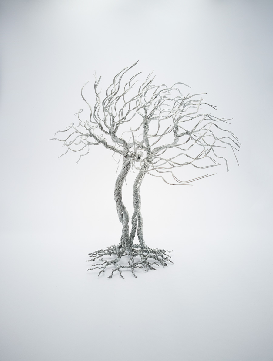 Human trees. Χειροποίητο εικαστικό έργο από σύρμα γαλβανιζέ με ύψος 28cm, πλάτος 30cm, βάθος 24 cm.