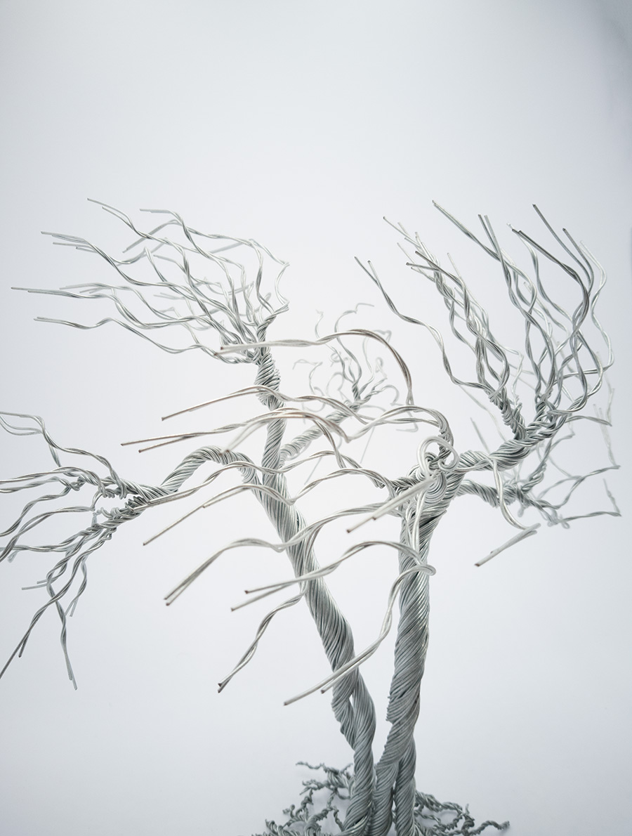 Human trees. Χειροποίητο εικαστικό έργο από σύρμα γαλβανιζέ με ύψος 28cm, πλάτος 30cm, βάθος 24 cm.